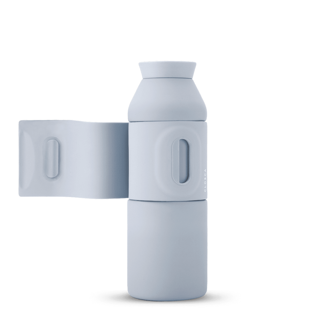 The Closca Wave - Arizona is a light grey, reusable water bottle with a matching silicone sleeve and strap. Its smooth, minimalist design is inspired by Estonian style—ideal for Tallinn shopping or as a unique gift. Shown upright on a plain white background. Gate21.ee
