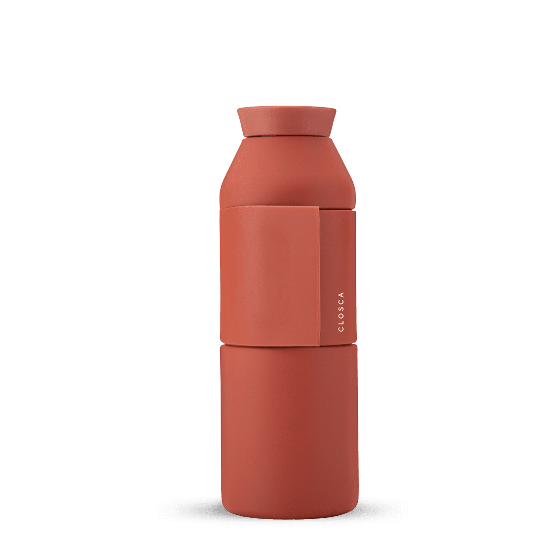 The Closca Wave - Arizona is a matte red reusable water bottle with a minimalist design, vertical strap, and the Closca logo in small white letters—ideal for concept stores or Tallinn shopping, shown upright on a plain white background. Gate21.ee