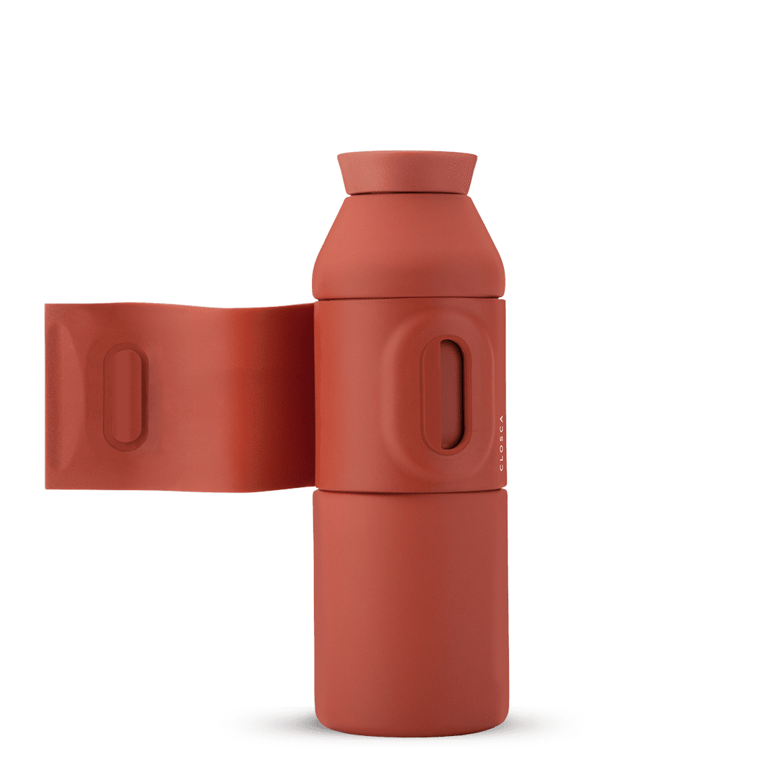 The Closca Wave - Arizona is a matt reddish-orange water bottle with Estonian-inspired design and a matching detachable cup. Both have rectangular indented grips and a minimalist style, making it a standout find for your Tallinn shopping adventures. Gate21.ee