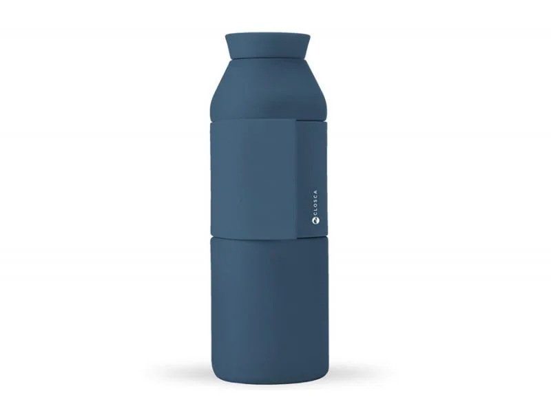 The Closca Wave - Abyss is a blue bottle with a minimalist cylindrical design, matt finish, subtle vertical seams, and a small side logo for an elegant touch. It also features a screw-on cap. Gate21.ee