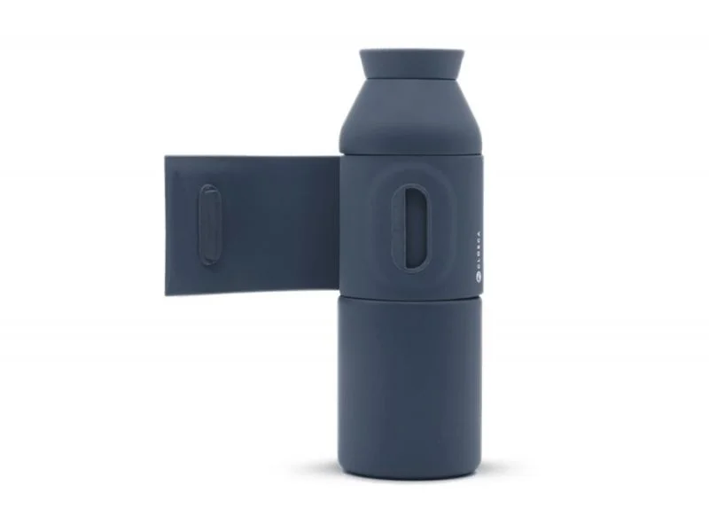 The Closca Wave - Abyss is a matte dark blue bottle with a smooth cylindrical shape, a flip-out side section for use as a cup or bowl, and a slim vertical window to show the contents inside. Gate21.ee