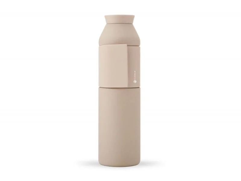 The Closca Wave Large - Sahara - 600ml is a beige, cylindrical reusable water bottle with a matte finish and Estonian design, divided into three sections, shown upright against a plain white background. Gate21.ee