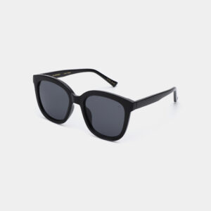 The BILLY - Black sunglasses feature black square frames, dark lenses, and straight temples with curved ends, making them a stylish accessory for your Tallinn shopping spree. Displayed on a plain white background. Gate21.ee