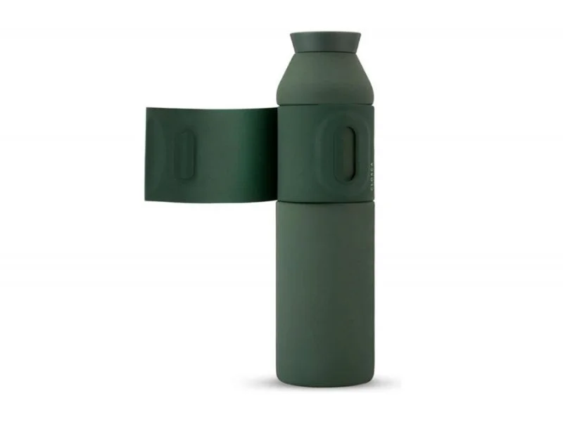 The Closca Wave Large - Amazonia - 600ml is a dark green, matt-finish bottle with a sleek cylindrical design and a matching handle extending from the middle, shown against a white background. Gate21.ee