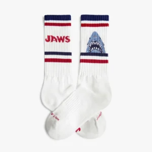 Jaws - Athletic: White crew socks with red and navy stripes—one sock says JAWS in red, the other shows an open shark mouth. Perfect for gift shop collections and fans of the classic film. Gate21.ee