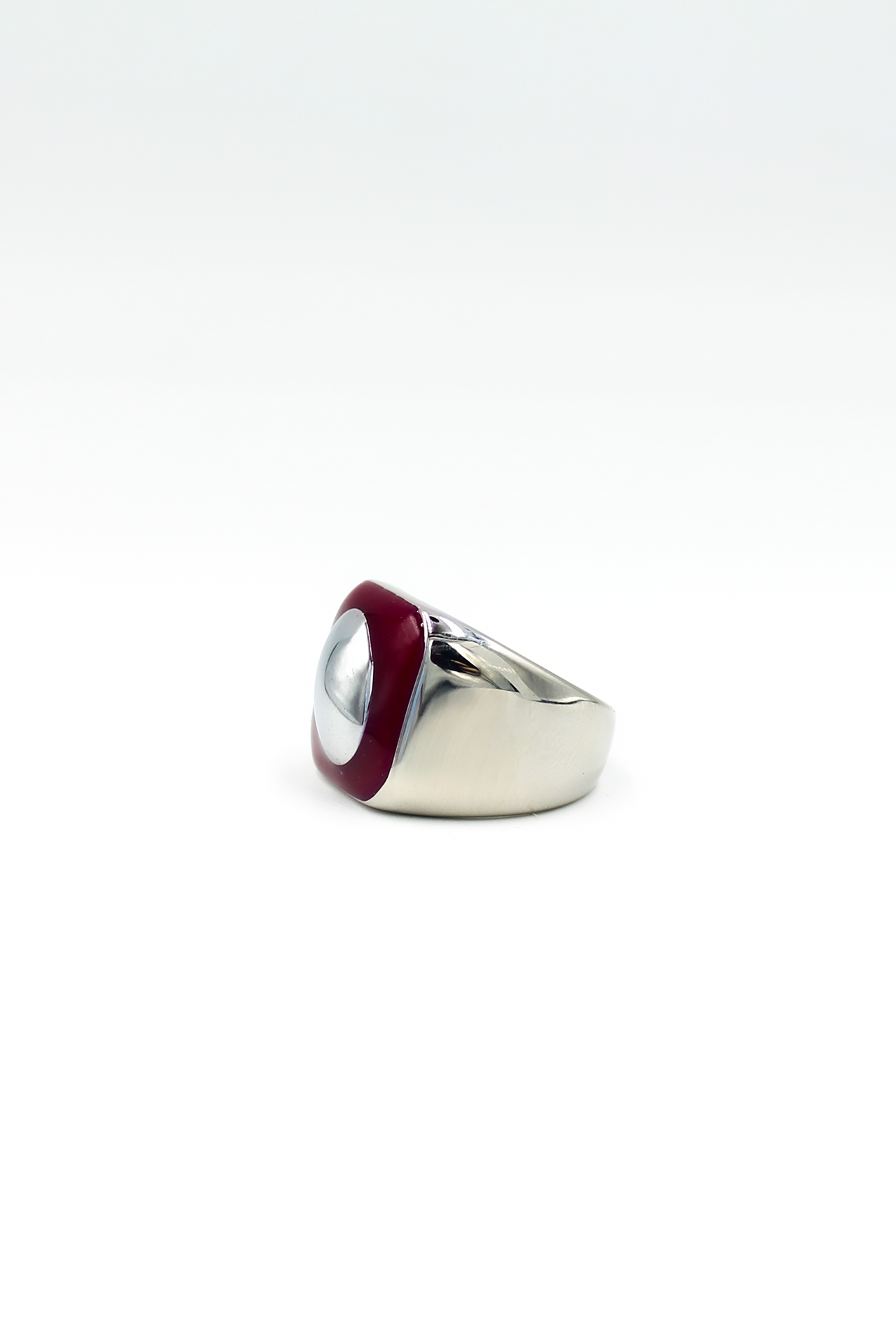 A Silverburgund - Ring with a flat top, featuring a circular red enamel border and a raised polished centre, is displayed against a plain white background. Gate21.ee