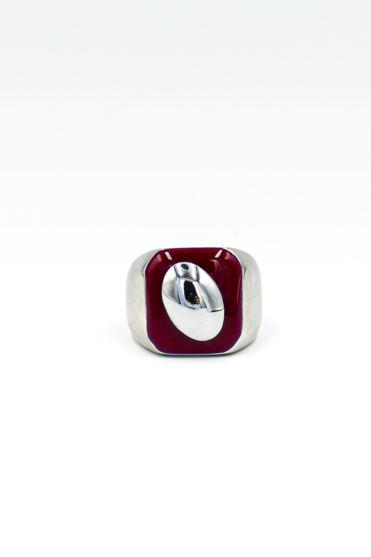 Introducing the Silverburgund - Ring, a standout piece from the CACKO collection. This silver ring showcases a square, glossy burgundy top accented by an oval-shaped silver inset at its centre, elegantly presented against a plain white background. Gate21.ee