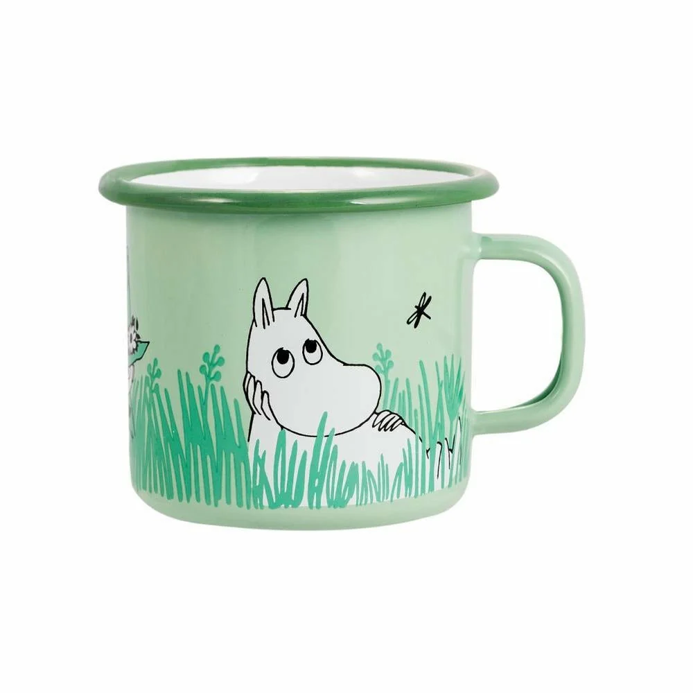 The Boys in the Garden - Moomin enamel mug 2.5dl features a light green design with Moomin lying in grass, gazing up at a nearby dragonfly. The mug has a rounded rim and right-hand handle. Gate21.ee