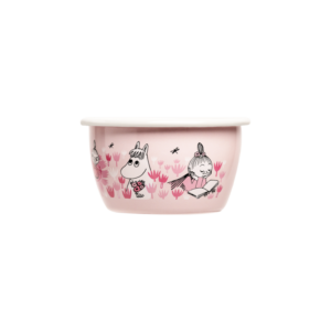 The Girls In the Garden - Moomin enamel bowl 3dl features a pink design with cartoon Moomin characters and pink plants, topped with a white lid—a delightful Estonian keepsake, ideal for gift shops or as a Tallinn shopping find. Gate21.ee