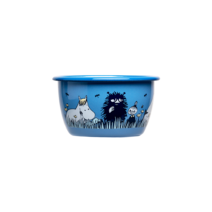 The Friends In the Garden - Moomin enamel bowl (3dl) features blue tones and black-and-white illustrations of Moomintroll, the Groke, and Little My among grass—ideal for Tallinn shopping or discovering unique local gifts. Gate21.ee