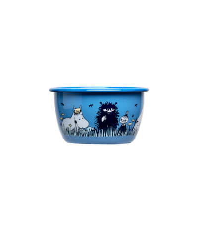 The Friends In the Garden - Moomin enamel bowl (3dl) features blue tones and black-and-white illustrations of Moomintroll, the Groke, and Little My among grass—ideal for Tallinn shopping or discovering unique local gifts. Gate21.ee