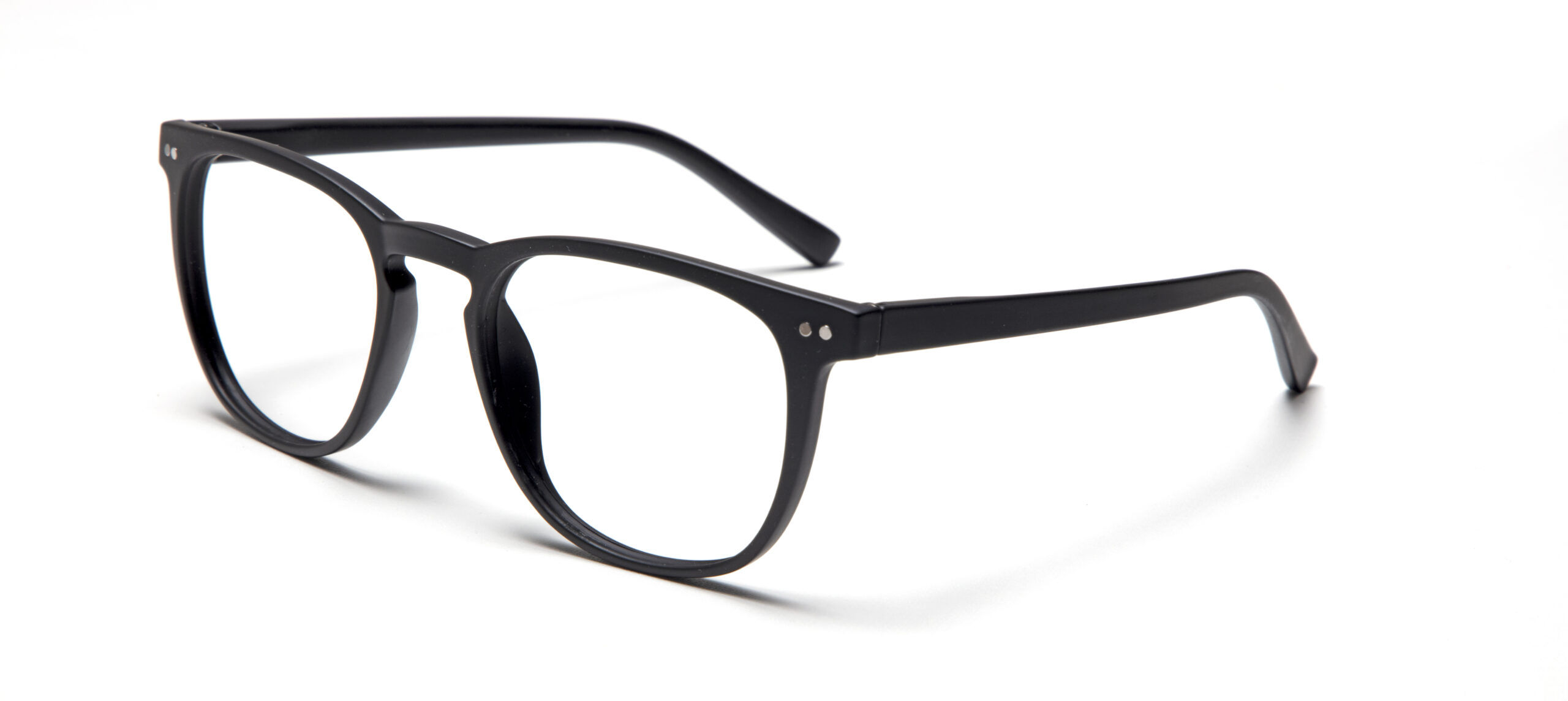 THE GEORGE - Black: Stylish black rectangular spectacles with clear lenses, displayed on a white surface at an angle highlighting the front and side—perfect for those looking for unique gifts. Gate21.ee
