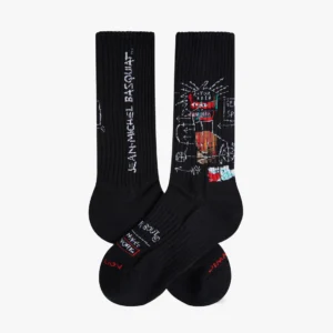 Basquiat Gem Spa - Athletic Black: Black crew socks with vibrant abstract art and white JEAN-MICHEL BASQUIAT text along the side, inspired by Basquiat’s iconic style—an ideal gift shop addition. Gate21.ee