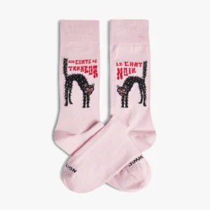 The Black Cat - Regular socks in light pink from a Tallinn concept store feature a black arched cat with red eyes and "Un Conte de Terreur" and "Le Chat Noir" in bold red and black above the cat's back. Socks shown side by side. Gate21.ee