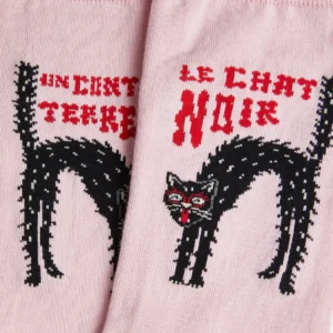 The Black Cat - Regular socks feature a pink base with a knitted black cat, red mouth, and arched back. Estonian-designed, they display “UN CHAT TERRIFIÉ” on one sock and “LE CHAT NOIR” on the other in bold red lettering. Gate21.ee