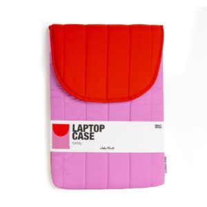 Discover the Puffy laptop sleeve 15´´- Pink: a quilted case with a light pink body, bold red flap, and signature white label—an eye-catching gift shop pick for anyone seeking standout tech accessories. Gate21.ee