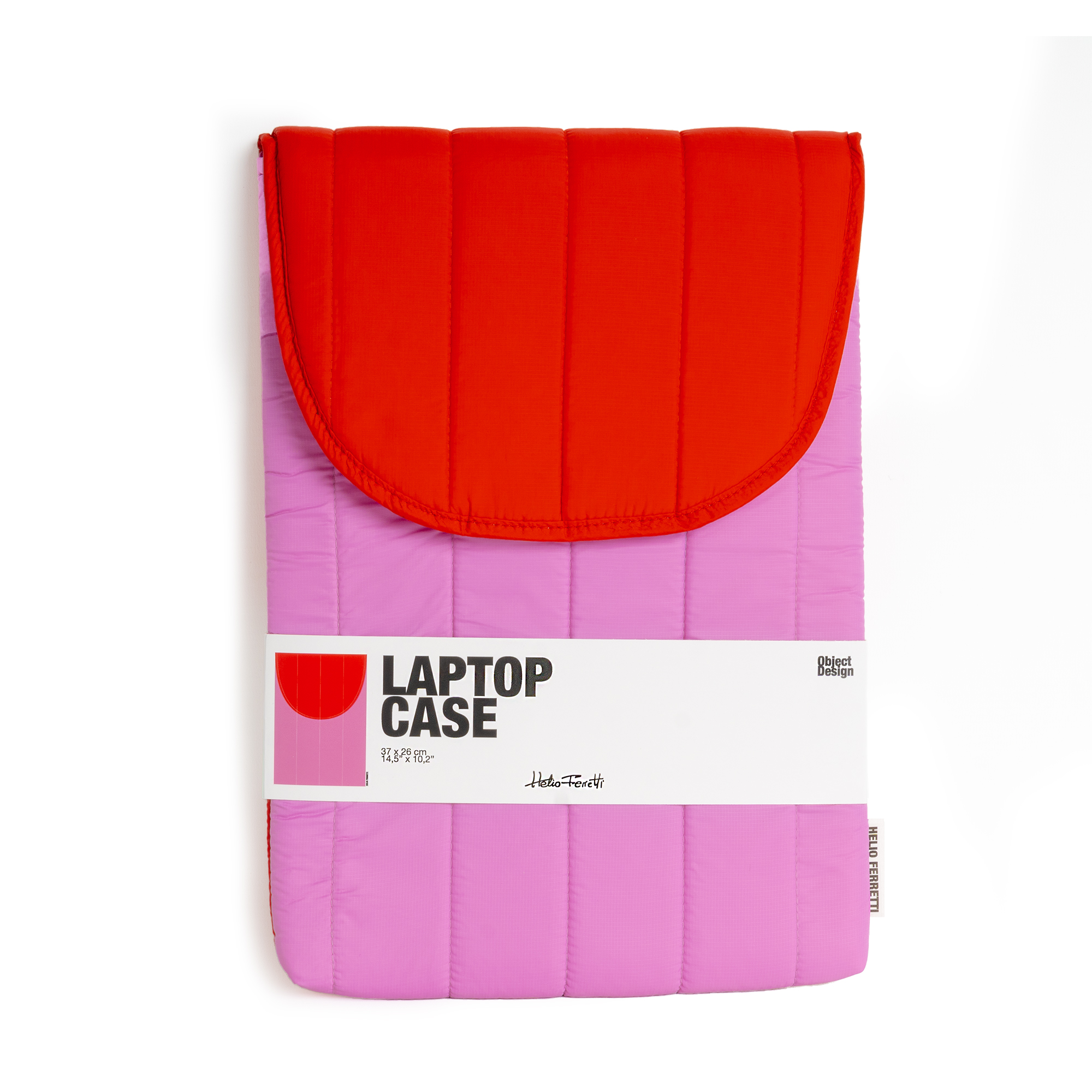 Discover the Puffy laptop sleeve 15´´- Pink: a quilted case with a light pink body, bold red flap, and signature white label—an eye-catching gift shop pick for anyone seeking standout tech accessories. Gate21.ee