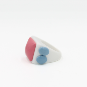 Memphis - Ring: A striking white ring with a large pink square top and two small blue circles on the side, displayed on a plain white background—ideal for unique style inspiration from Tallinn. Gate21.ee