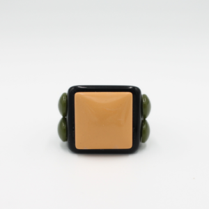 Tommy - Ring features a rectangular design with a beige centre, black frame, and two olive green beads on each side, highlighting curated Estonian design. Displayed against a plain white background. Gate21.ee