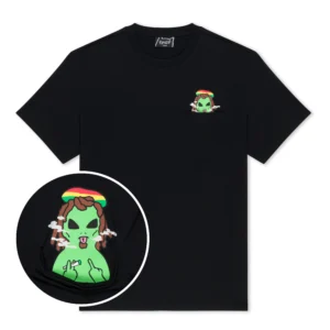 The Smoking Rasta Alien Pocket Tee - Black features a front pocket with a cartoon green alien wearing a beanie, smoking, and sporting dreadlocks. A circular inset shows an enlarged view of the graphic—a standout piece for unique style seekers. Gate21.ee
