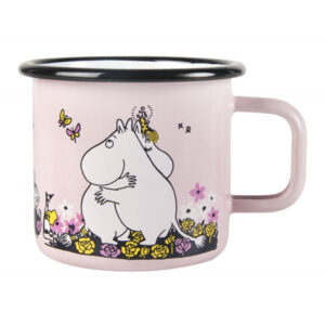The Hug - Moomin Pink enamel mug 3.7dl features two white cartoon hippos hugging among yellow and purple flowers with butterflies overhead—a charming example of Estonian design, ideal for any gift shop. Gate21.ee