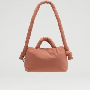 The Mini Ona Soft Bag - Soft Peach is a soft, padded handbag in light peach with a knotted, thick shoulder strap and double top handles. Its minimalist design and subtle logo tag make it ideal for concept shops or as a unique gift shop find. Gate21.ee
