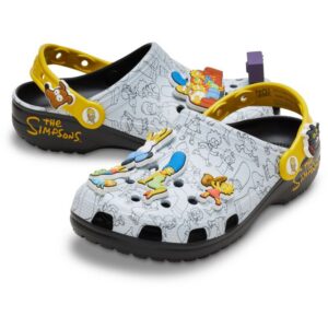 The Crocs™ THE SIMPSONS feature a white and black design, yellow heel straps, cartoon character charms, and an all-over print of outlined Simpsons characters. Gate21.ee