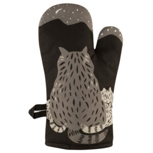 Introducing the “Make your own dinner - Oven Glove”: a black oven glove in a fun, quirky style reminiscent of BlueQ, featuring an illustration of two striped cats sitting side by side with their backs turned, gazing at a starry night sky and majestic mountains in the distance. Gate21.ee