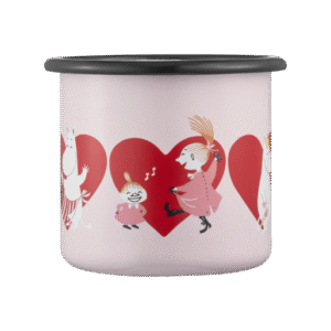 The Heart – Moomin enamel mug 2.5dl features a light pink base, black rim, and charming cartoon characters in pink dresses dancing and singing before a large red heart, with additional figures and hearts wrapping round the mug. Gate21.ee