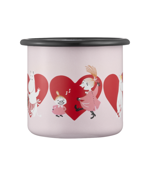 The Heart – Moomin enamel mug 2.5dl features a light pink base, black rim, and charming cartoon characters in pink dresses dancing and singing before a large red heart, with additional figures and hearts wrapping round the mug. Gate21.ee