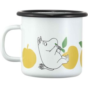 The Joyful Apples – Moomin enamel mug 2.5dl is a white mug with a black rim, featuring a charming illustration of a Moomin holding yellow apples among green leaves—perfect for concept shops or gift shops. Gate21.ee