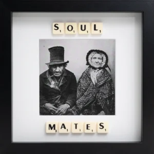 The SOUL MATES - Scrabble Print features a framed black-and-white photo of a vintage couple and Scrabble tiles spelling "SOUL MATES", making it a perfect piece to spark memories or celebrate special moments. Gate21.ee