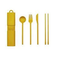 A terracotta Bini Cutlery Kit with a case, spoon, fork, knife, and a pair of chopsticks, all arranged in a row against a white background. Gate21.ee