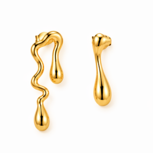 The Drops - BØLD Earrings in Gold are a pair of asymmetrical earrings: one features a wavy, irregular shape whilst the other has a straight yet slightly curved form, both crafted with smooth, reflective surfaces and shown against a plain white background. Gate21.ee