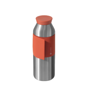 The Closca Wave - Metal Arizona bottle, made of stainless steel with a wide orange silicone band and matching lid, stands upright against a plain white background. Gate21.ee
