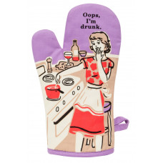 The “Oops, I’m drunk - Oven Mitt” by BlueQ showcases a whimsical illustration of a woman cooking at the cooker, playfully holding her hand to her mouth. Above her, the phrase “Oops, I’m drunk” is highlighted, while scattered bottles and glasses on the worktop add to the quirky charm of this fun kitchen accessory. Gate21.ee