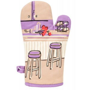 The “Oops, I’m drunk” oven glove by BlueQ is beige with a purple trim and showcases an illustrated kitchen scene featuring a sink with running water, two barstools at a counter, cupboards, and a dish rack. Gate21.ee