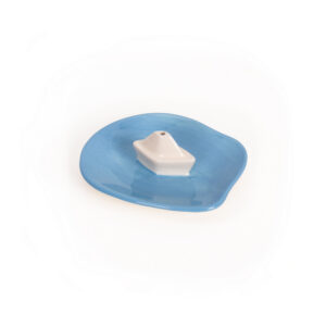 The Incense burner - Boat by Helio Ferreti is a small ceramic dish featuring an irregular blue base and a white cone-shaped holder in the centre, photographed on a white background, showcasing the brand’s modern and colourful incense burners. Gate21.ee