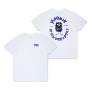 Moomin Ts - Stinky - White: This white T-shirt features a small Nordic Buddies logo on the front left chest and showcases a bold, large image of Stinky on the back, surrounded by blue “MOOMIN BY NORDICBUDDIES” and “FINLAND EST. 2020” text—making it an essential addition to any Moomin T-shirt collection. Gate21.ee
