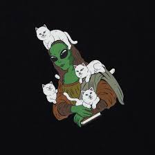 An alien dressed as the Mona Lisa sits amid five white cats against a plain black background on the Here All Along Tee – Black, a quirky and artistic piece reminiscent of RIPnDIP’s playful T-shirt designs. Gate21.ee