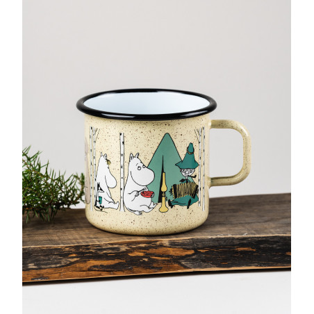 The Campers – Moomin enamel mug 8dl is a cream-coloured mug with a black rim, featuring charming illustrations of Moomin characters sitting by trees and a green tent. Placed on a wooden surface next to some green foliage, it’s perfect for campers and fans of delightful enamel mugs. Gate21.ee