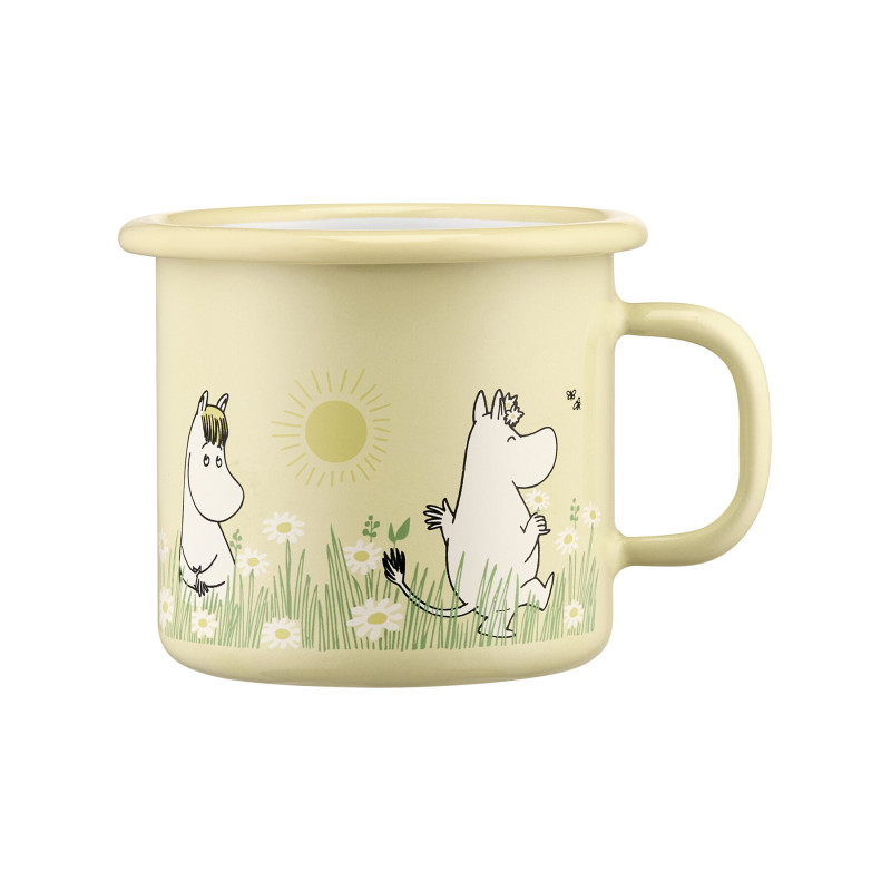 The Meadow – Moomin enamel mug 2.5dl is a pale yellow enamel mug featuring two Moomin characters sitting in a meadow filled with grass and flowers, with the sun shining in the background and a bee flying nearby. It has a rounded handle and a thick rim. Gate21.ee